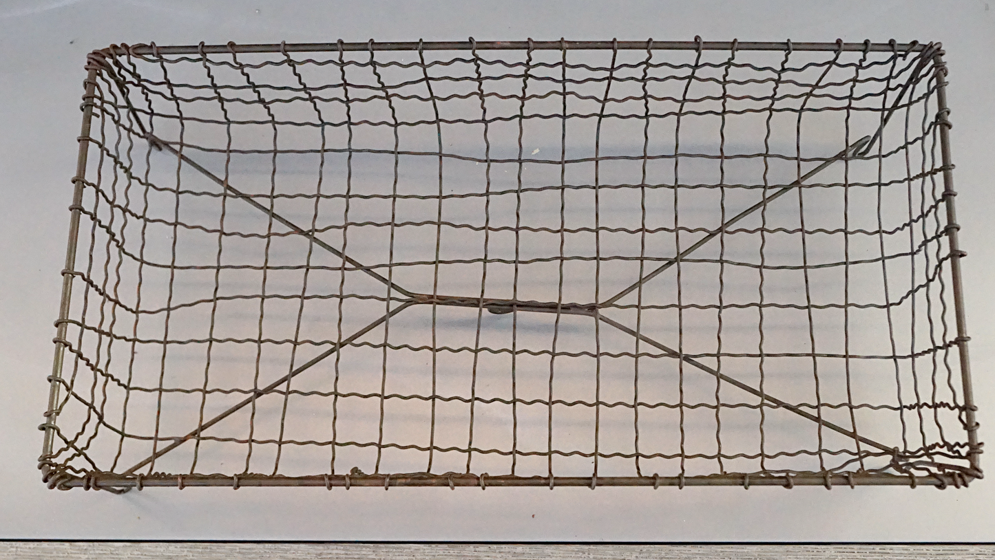 Wire footed basket