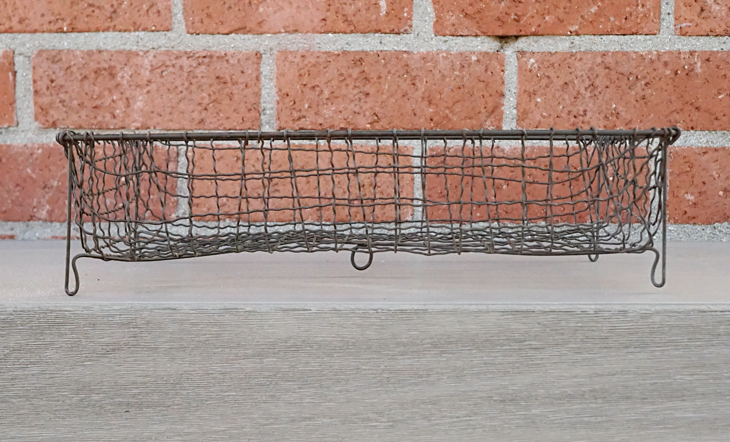 Wire footed basket