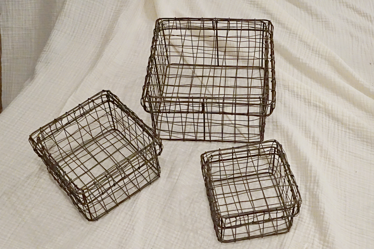 Nesting wire basket with lid set of 3